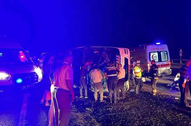 Denizli’de kaza! Yolcu otobüsü devrildi