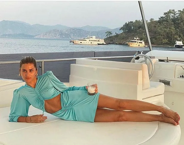 yagli-kayi-haci-sabancinin-esi-nazli-kayi-verdigi-davette-pahali-takilarla-hava-atayim-derken-saciyla-alay-konusu-oldu-1639594088385.jpeg Hacı Sabancı'nın eşi Nazlı Kayı verdiği davette pahalı takılarla hava atayım derken saçıyla alay konusu oldu-10