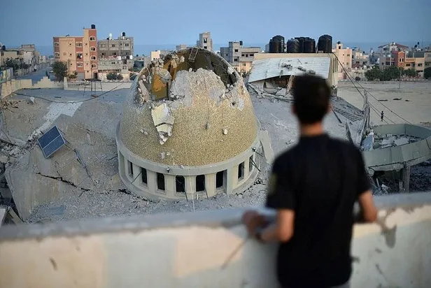 israil-sivil-yerlesim-yerlerini-vuruyor-gazze-seridine-kanli-saldiri-3-ev-2-cami-ve-bir-radyo-merkezini-hedef-1696766455700.jpeg İsrail sivil yerleşim yerlerini vuruyor! Gazze Şeridi'ne kanlı saldırı: 3 ev, 2 cami ve bir radyo merkezi hedef alındı-2