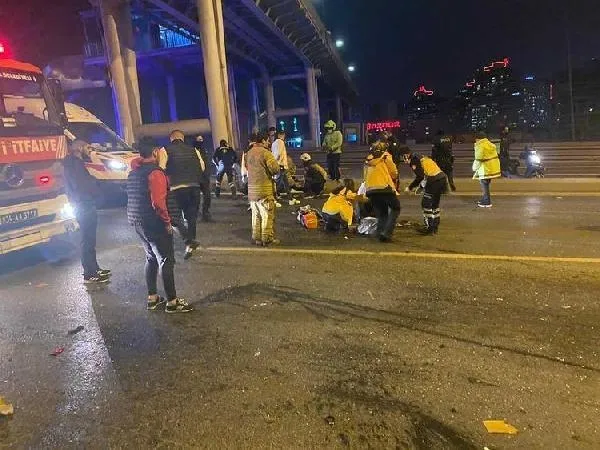 SON DAKİKA: Gece yarısı D100 Karayolu'nda feci kaza: Otomobilden fırlayan 1'i kadın 2 kişi yaralı-2