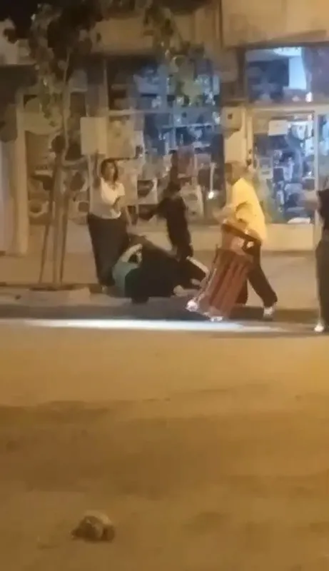 karabukte-kadinlarin-sopali-kavgasi-kamerada-1789811655094.jpeg Karabük'te ortalık karıştı: İki kadın sopayla birbirine saldırdı-3