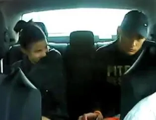 Takside iğrenç olay! Kız arkadaşı gülümseyerek izledi
