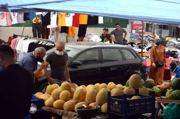 avcilarda-pazar-kurulacak-sokakta-unutulan-otomobil-tasinarak-tezgah-icin-yer-acildi-1625121944472.jpg Avcılar'da pazar kurulacak sokakta unutulan otomobil taşınarak tezgah için yer açıldı-4