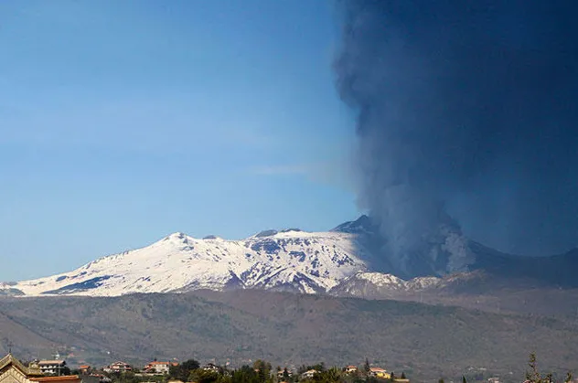 İtalya'nın Sicilya Adası'nda bulunan Etna Yanardağı patladı!