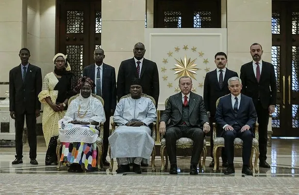 Gambiya Büyükelçisi Kinteh, Erdoğan'a güven mektubu sundu-1