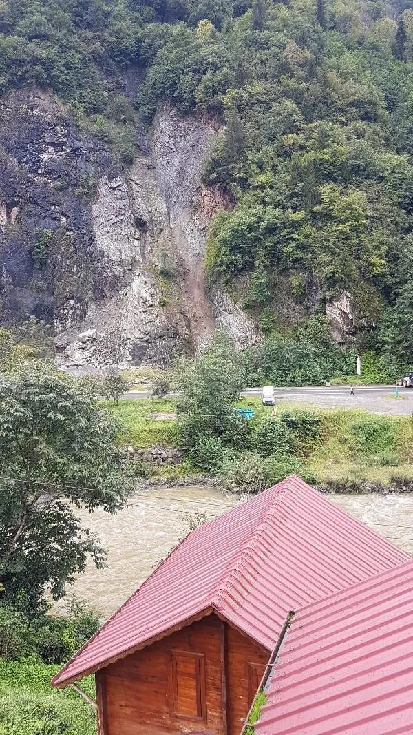 Karadeniz'de sağanak yağış etkili oluyor! Trabzon'da ırmak taştı Rize'de heyelan meydana geldi-2