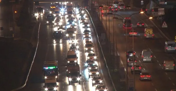 İstanbul’da trafik çilesi! Haftanın ilk günü trafik yüzde 45’i gördü