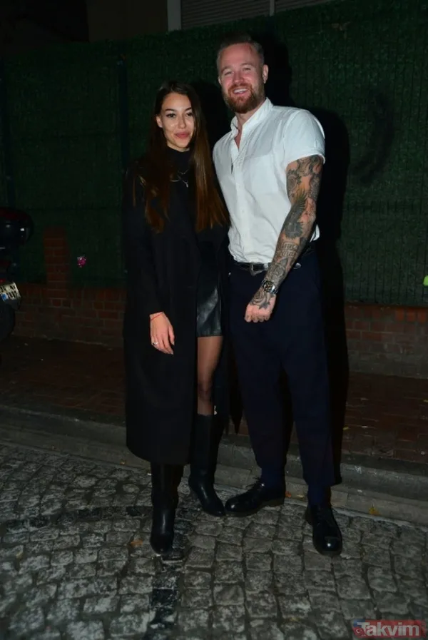 Dilan Çiçek Deniz'in eski sevgilisi Thor Saevarsson bir kadını dudağından öpmeye çalışırken yakalandı! O sahneler yüzünden nişan atmıştı: "Pes" - 8