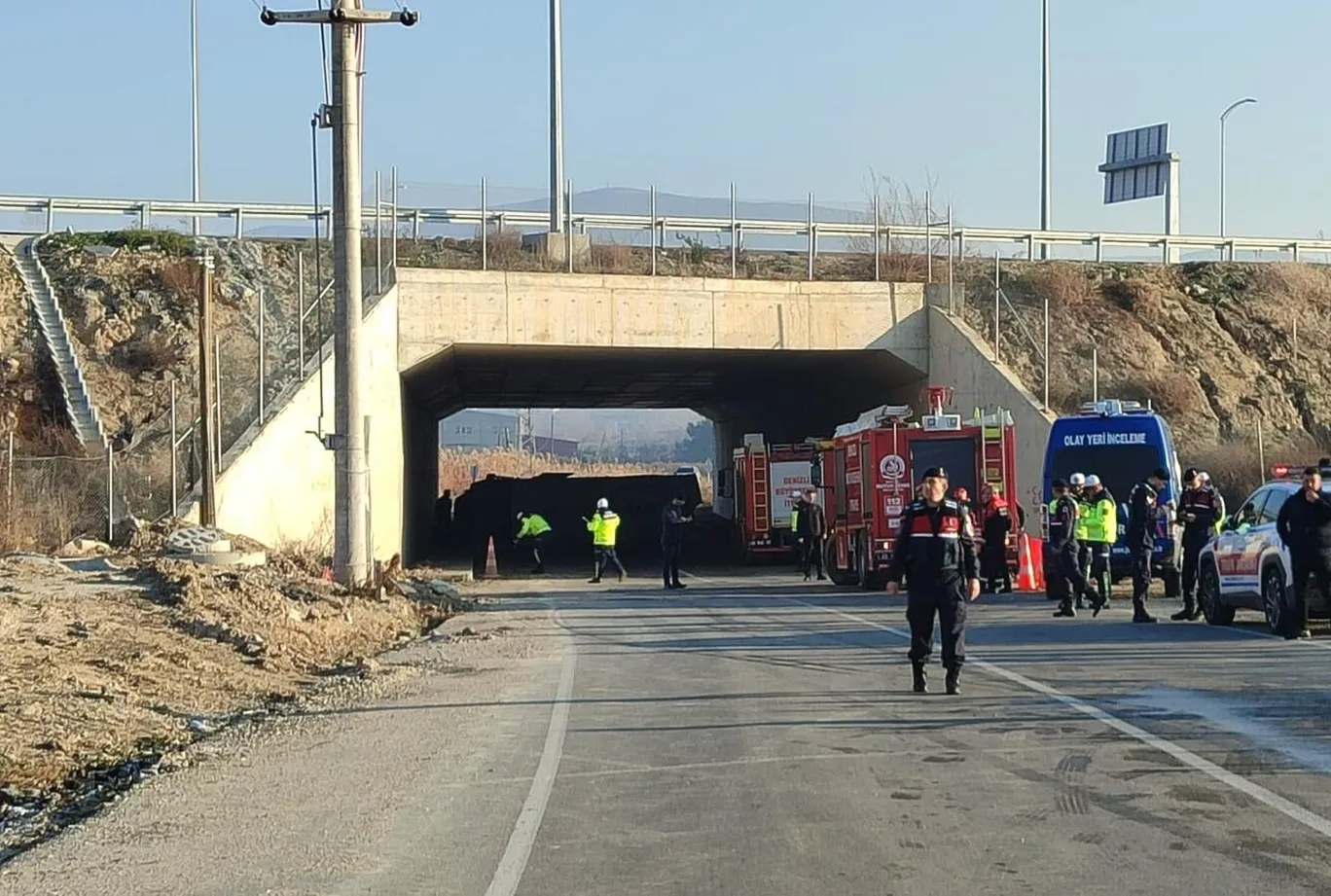 İşçileri taşıyan servis devrildi