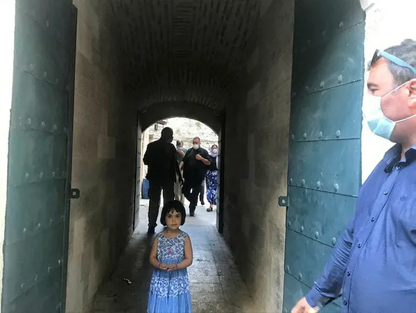 abdnin-ankara-buyukelcisi-ve-istanbul-baskonsolosu-ayasofya-i-kebir-cami-i-serifini-gormeye-geldi-1596037147472.jpg ABD'nin Ankara Büyükelçisi ve İstanbul Başkonsolosu, Ayasofya-i Kebir Cami-i Şerifi'ni görmeye geldi-3