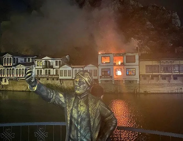 Son dakika: Amasya'da gece yarısı korkunç olay! Tarihi konak alev alev yandı-7