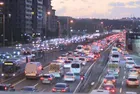 İstanbul'da trafik yoğunluğu yüzde 70'i aştı: Yağışlı hava ve mesai bitimiyle D-100 ve TEM güzergahlarında trafik kilitlendi
