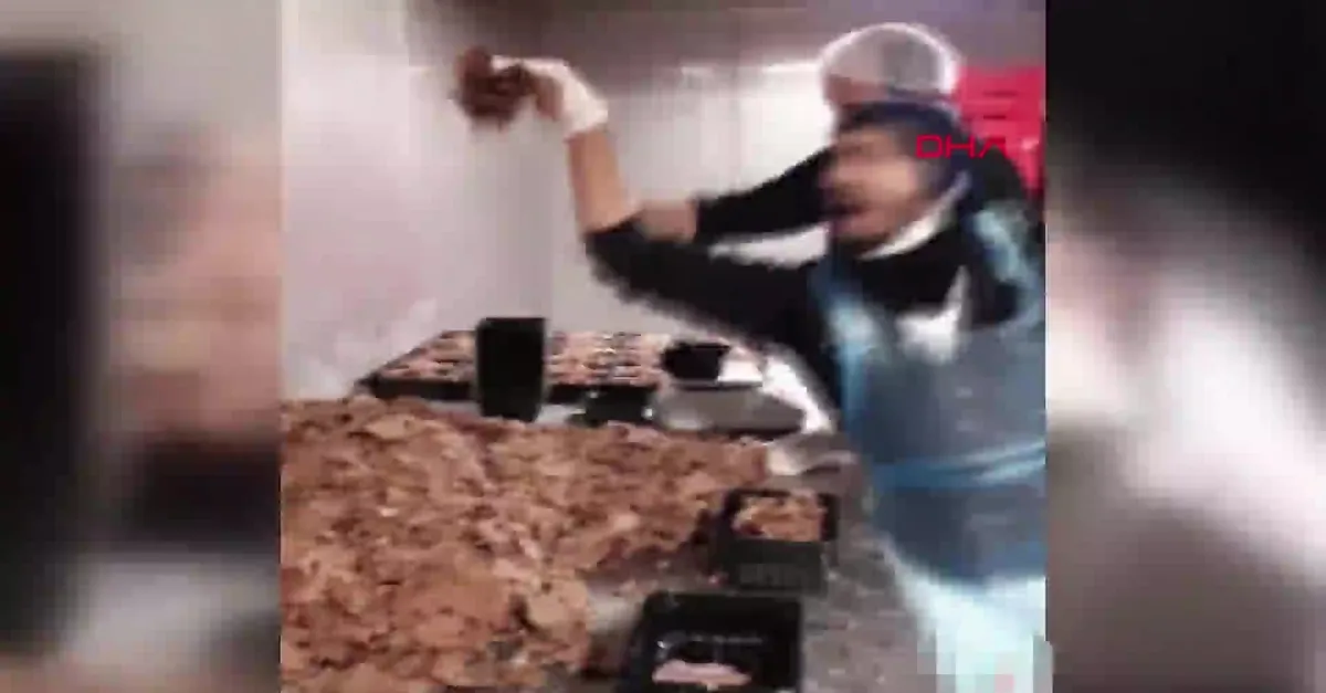 SON DAKİKA: Adana'da mide bulandıran görüntü! Hazır döner paketlerken çekilen video tepki çekti