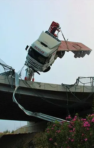 Kocaeli’nin Gebze ilçesinde hızını alamayan tır köprüde asılı kaldı