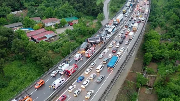 SON DAKİKA: TEM Otoyolu'nda zincirleme kaza: 20'den fazla araç birbirine girdi-7