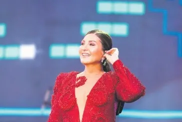 Sibel Can'dan hayranlarına sahne şov!