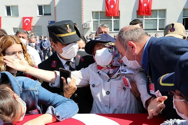 Giresun’daki selde şehit olan Erdem Çıtır'ın oğlu babasını asker selamı ile uğurladı-3