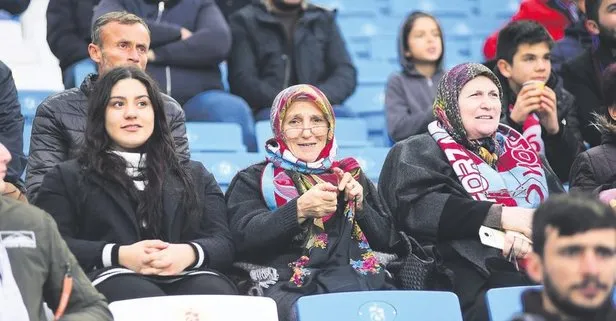 Fatma Alemdar ve Aslı Kethüda kardeşlerin Trabzonspor sevgisi tribünlere sığmadı