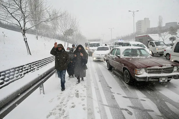 yarin-kamu-calisanlari-tam-gun-izinli-mi-25-ocak-2022-sali-istanbulda-kamu-calisanlari-izinli-mi-sayilacak-1643054830871.jpg 25 Ocak 2022 Salı İstanbul'da kamu çalışanları izinli mi sayılacak? Bugün kamu çalışanları tam gün izinli mi?-3