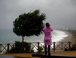 Antalya’da kuvvetli yağış ve fırtına etkili oldu