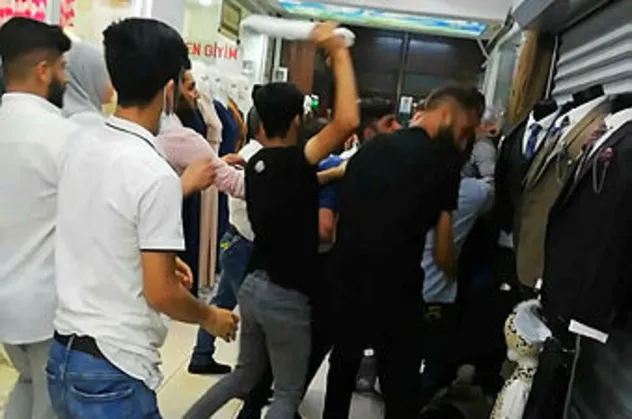Eminönü'nde esnaf kavgası! Ortalık savaş alanına döndü