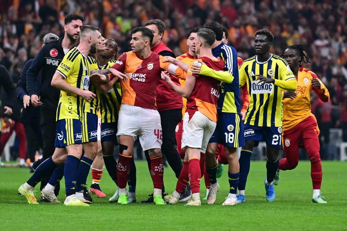galatasaray-fenerbahce-derbisindeki-kavga-sonrasi-10-maclik-ceza-ihtimali-1793089483320.jpg Faturası ağır olacak! İşte derbi sonrası beklenen cezalar-2