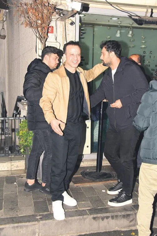 capkinligiyla-taninan-mehmet-ali-erbil-sahalara-geri-dondu-genc-kizlarla-birlikte-1684265386743.jpeg Çapkınlığıyla tanınan Mehmet Ali Erbil sahalara geri döndü: Genç kızlarla birlikte...-5