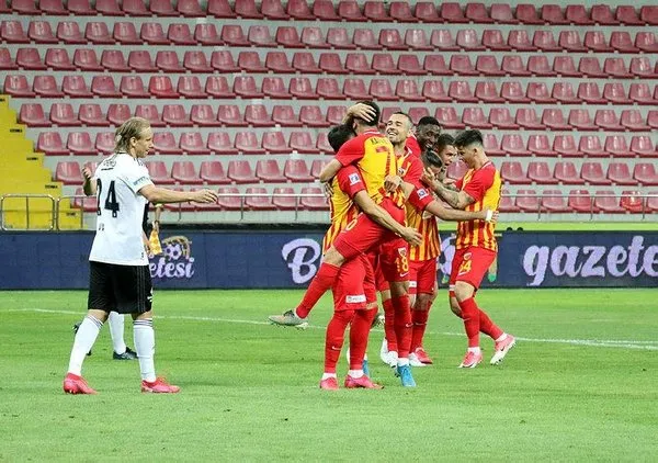 kartal-duvara-tosladi-1594082747828.jpeg