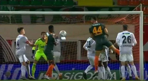 var-uyardi-hakem-verdi-iste-alanyaspor-besiktas-macindaki-penalti-pozisyonu-1607878934425.jpeg VAR uyardı, hakem verdi: İşte Alanyaspor - Beşiktaş maçındaki penaltı pozisyonu-1