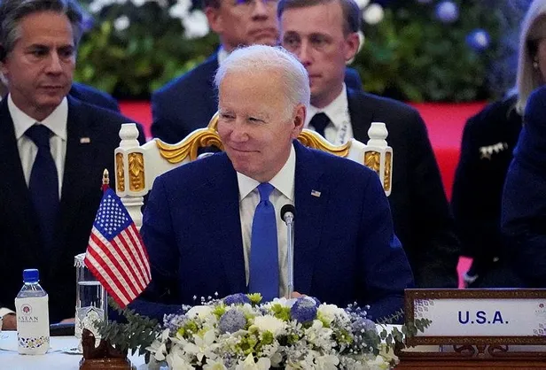 abd-baskani-joe-biden-yeni-bir-gafa-imza-atti-asean-zirvesinde-yaptigi-konusmada-ev-sahibi-ulke-kambocya-ile-k-1668283718441.jpeg