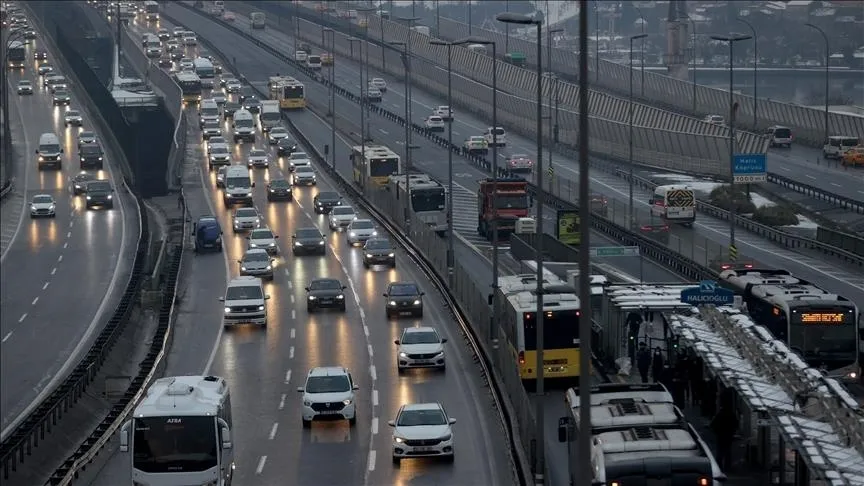 1-mayis-istanbulda-kapali-yollar-bugun-trafige-kapatilacak-yollar-ve-alternatif-guzergahlar-1777614386266.jpg Beyoğlu'nda İstiklal Caddesi, Kadıköy'de Rıhtım Caddesi, Şişli'de Büyükdere Caddesi ve Kartal'da Savarona Caddesi başta olmak üzere çok sayıda yol trafiğe kapatıldı.
