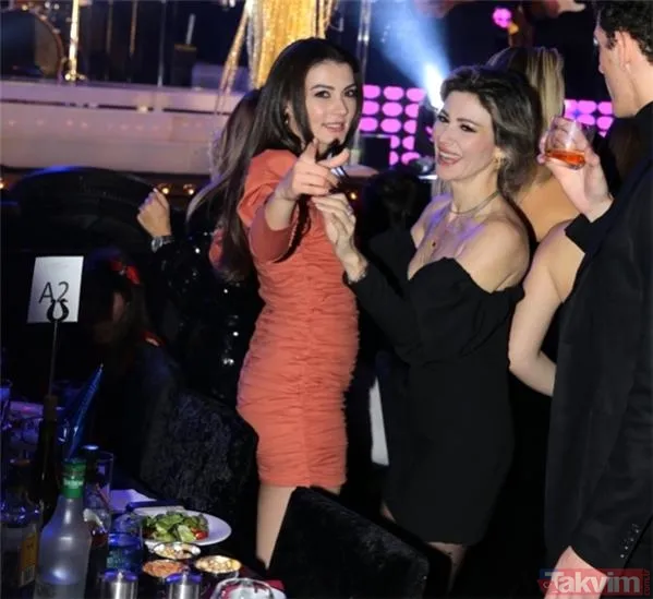 Burcu Özberk İlhan Şen'le sevgili mi sonunda konuştu 'İlhan'ı aradım dedim ki...' Derin göğüs dekoltesiyle nefes kesti - 10