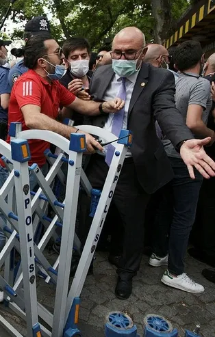 CHP Milletvekili Mahmut Tanal'dan baro provokasyonu! Barikatları yıkıp polisin üzerine yürüdü!