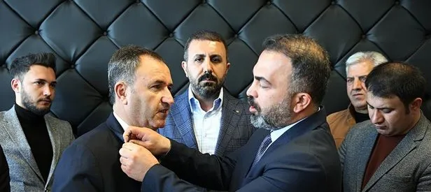 Bitlis’te CHP belediye başkan adayı Selim Soyugüzel partisinden istifa edip AK Parti’ye geçti: Miting saatim DEM’e satıldı!