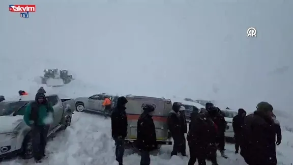 Artvin çığ düşmesi son dakika! Can pazarında canhıraş çalışma kamerada!