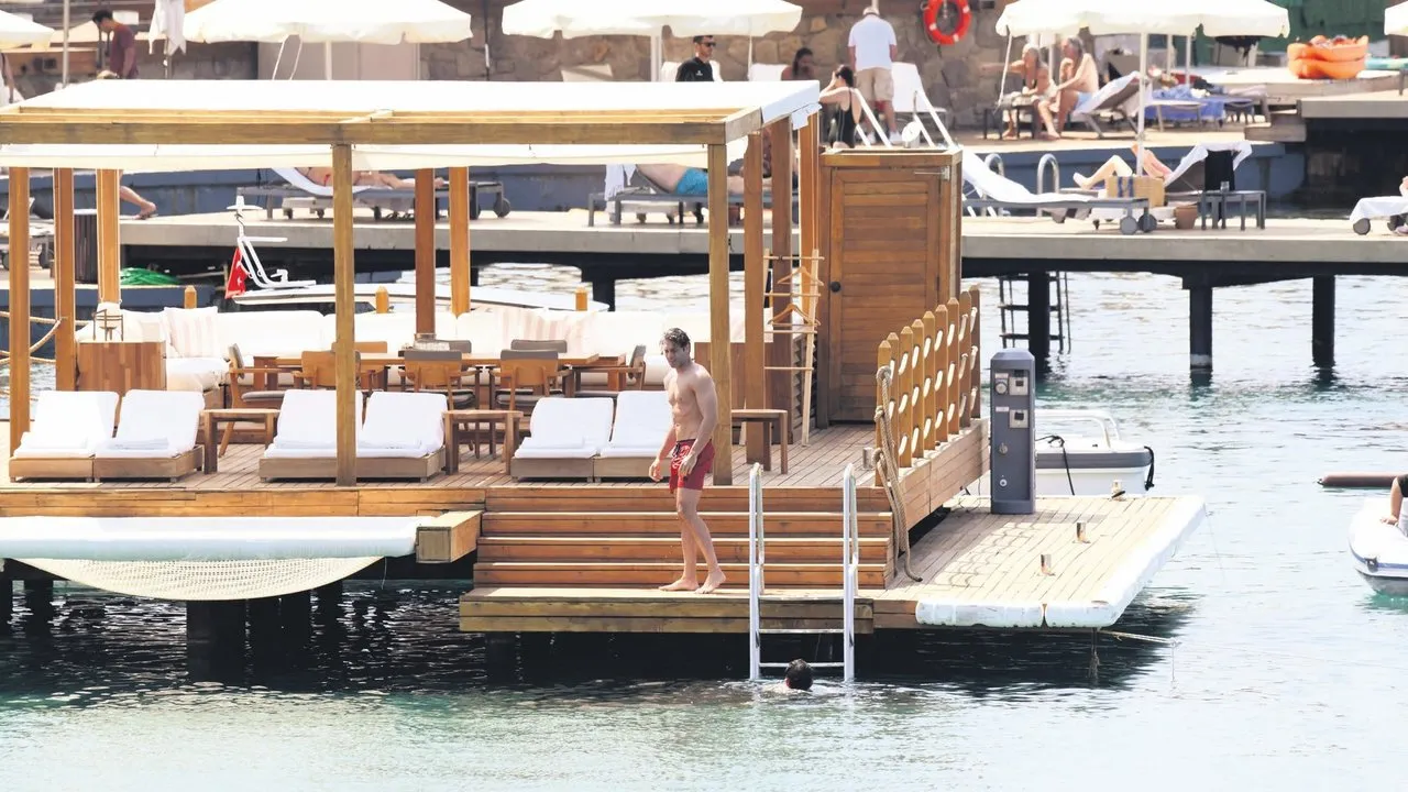 Şükrü Özyıldız Bodrum’da kaslarıyla büyüledi