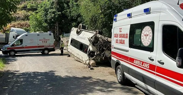 Mersin’de freni boşalan servis minibüsü devrildi: 4’ü ağır 27 yaralı