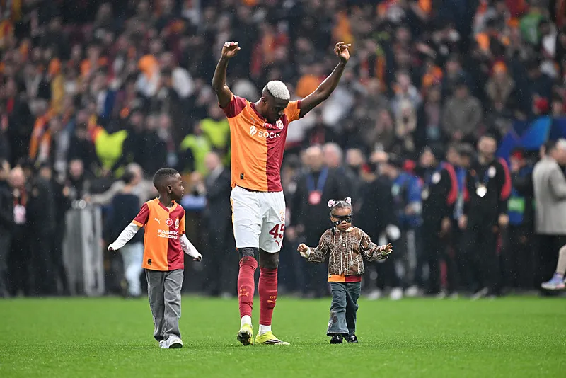 Victor Osimhen hayatını anlattı: İki parmak hayatımı kurtardı - 3