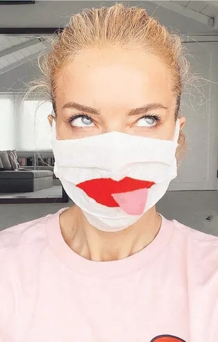 Burcu modu! Esmersoy maskesini böyle boyadı