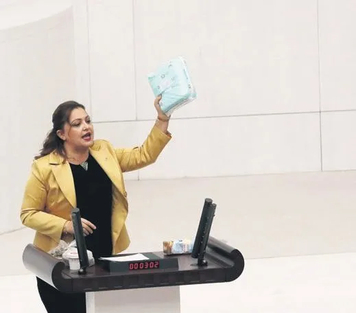 TBMM’de CHP lideri Kemal Kılıçdaroğlu’nun el hareketinden sonra, vekiller de gaza geldi-4