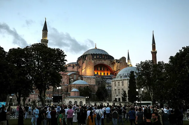 Ayasofya'da ilk namazı Fatih Sultan Mehmet kıldı