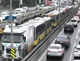 Arızalanan metrobüs uzun kuyruklara neden oldu
