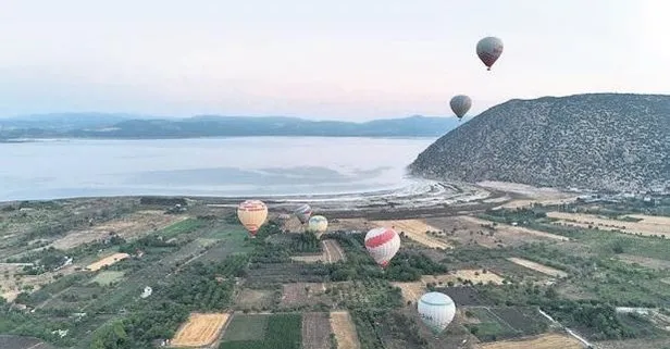 Salda manzaralı balon turizmi