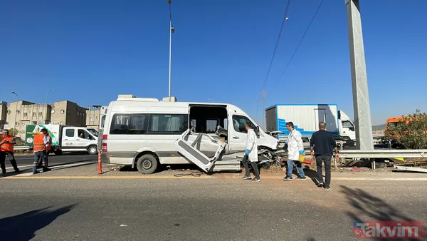 Gaziantep'te servis minibüsü kazası: Bariyerlere ok gibi saplandı! - 1