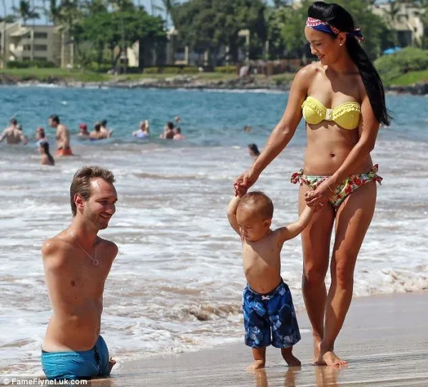 Nick Vujicic kolları ve bacakları olmadan dünyaya geldi hayata küsmedi:-8