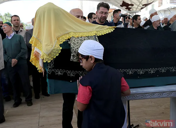 Ailesinin Yanı Sıra Sanat Dünyasından Pek Çok İsim İle Talebelerinin Ve Sevenlerinin Katıldığı Merasimde, Yürünen Yol Boyunca İlahi Ve Zikirler Okundu, Yüksek...