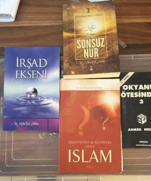Gülen'in kitapları ile Öcalan posteri yanyana-3