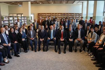 AK Parti'de "Kütüphane Sohbetleri" programının ilk konuğu Ömer Çelik