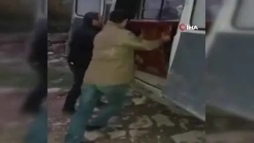 Azerbaycan askerinden zalimlere ders gibi hareket: Ağdam’ın tahliyesinde Ermeni sivillere yardım etti-3