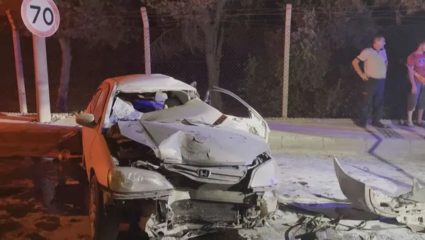 Son dakika: İzmir'de gece yarısı korkunç kaza! Alev alan araçtan ölü ve yaralılar çıkartıldı-3